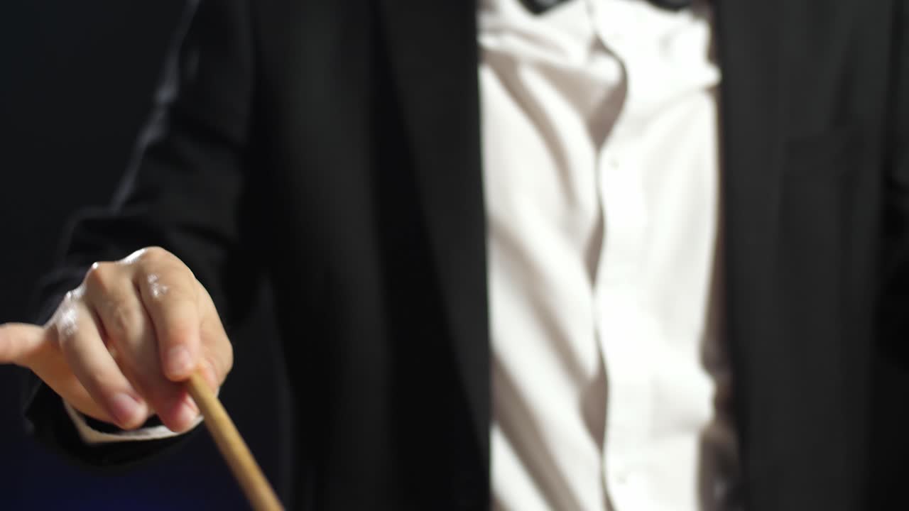 오케스트라 를 지휘 하는 지휘자