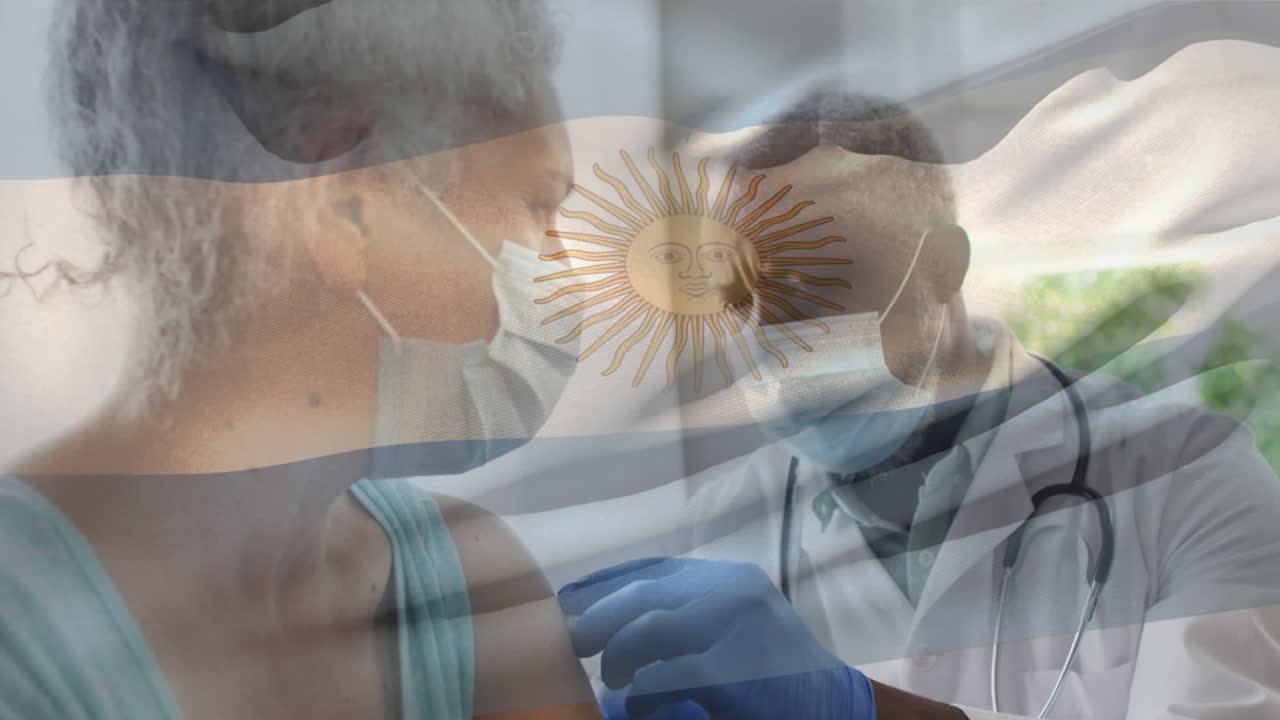 animación de la bandera de argentina ondeando sobre un médico que usa una máscara facial y vacuna a una mujer mayor