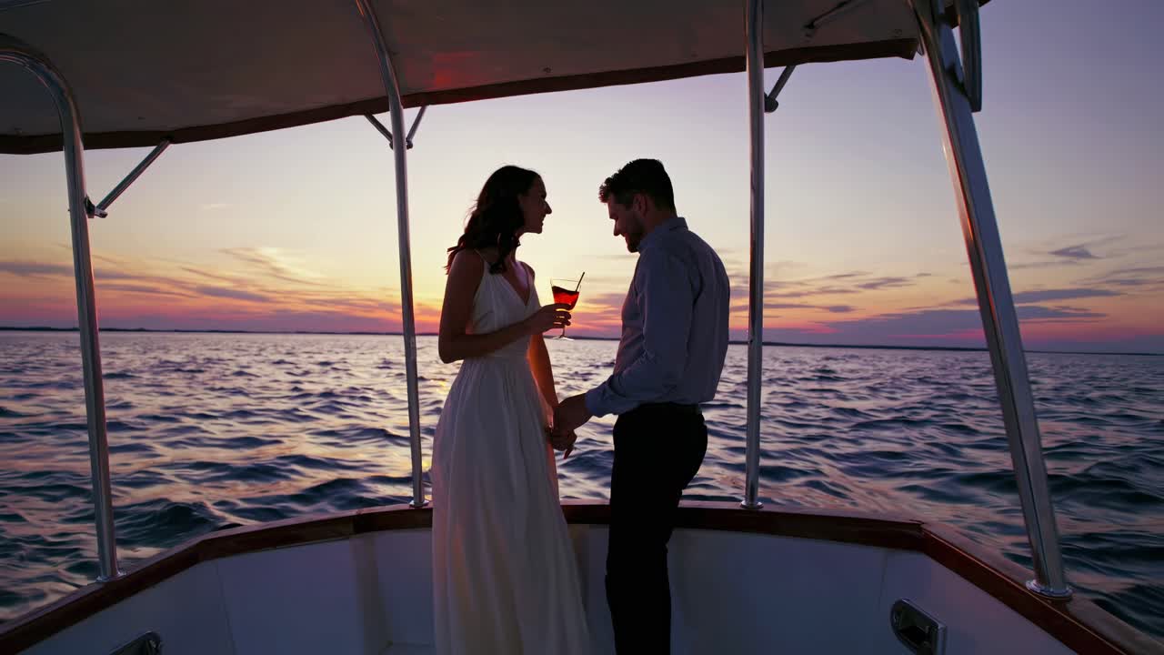 해가 지는 배에서 테일을 즐기는 부부