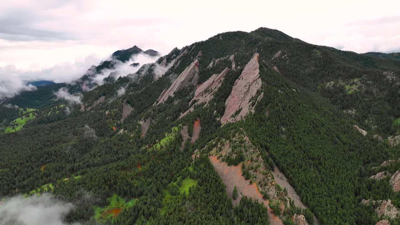 lapso de tiempo aéreo de niebla de montaña dispersa alrededor de flatirons, parque chautauqua