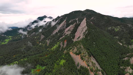 Aerial-timelapse-of-scattered-mountain-fog-around-Flatirons,-Chautauqua-Park