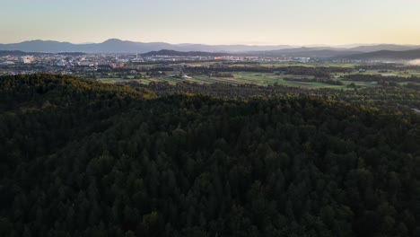 La-Puesta-De-Sol-Se-Pone-Detrás-De-Las-Montañas-En-La-Distancia