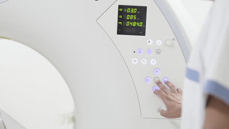 mri scan enfermera doctora presionando el botón en la resonancia magnética con pantalla digital