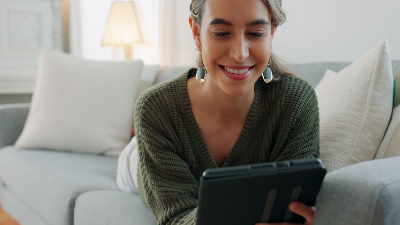 mujer, tableta digital y aplicación de sala de estar