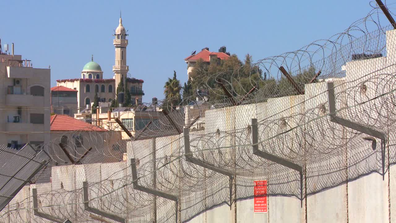 колючая проволока украшает верхнюю часть нового барьера на западном берегу между израилем и палестинскими территориями 2