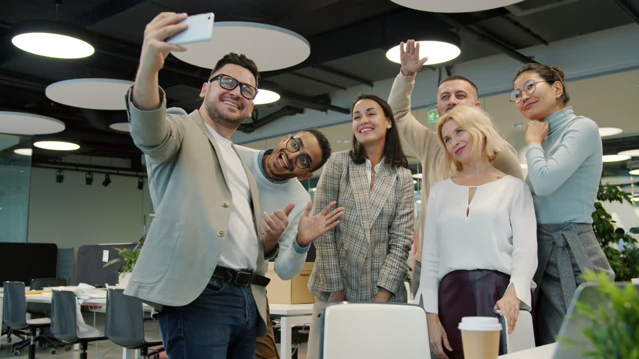 selfie de equipo en una oficina moderna