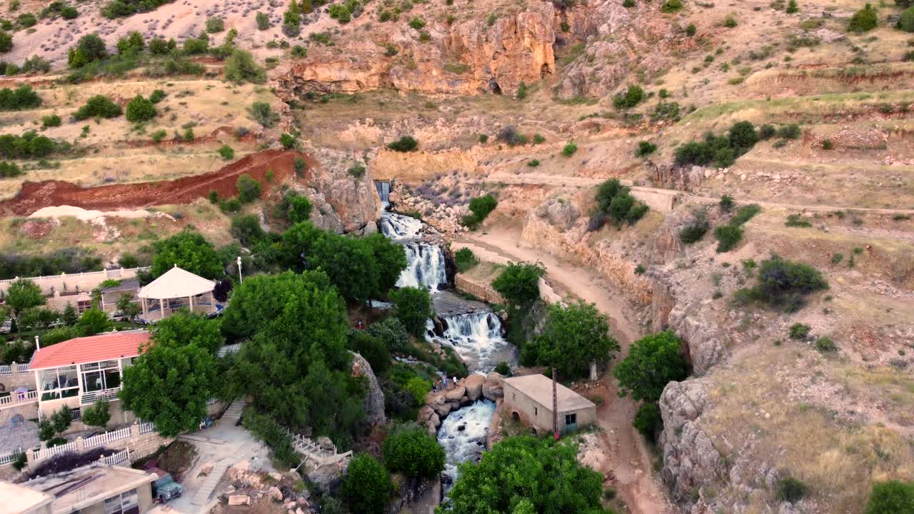 레바논의 베카 계곡에 전형적인 건물이 있는 폭포의 조감도