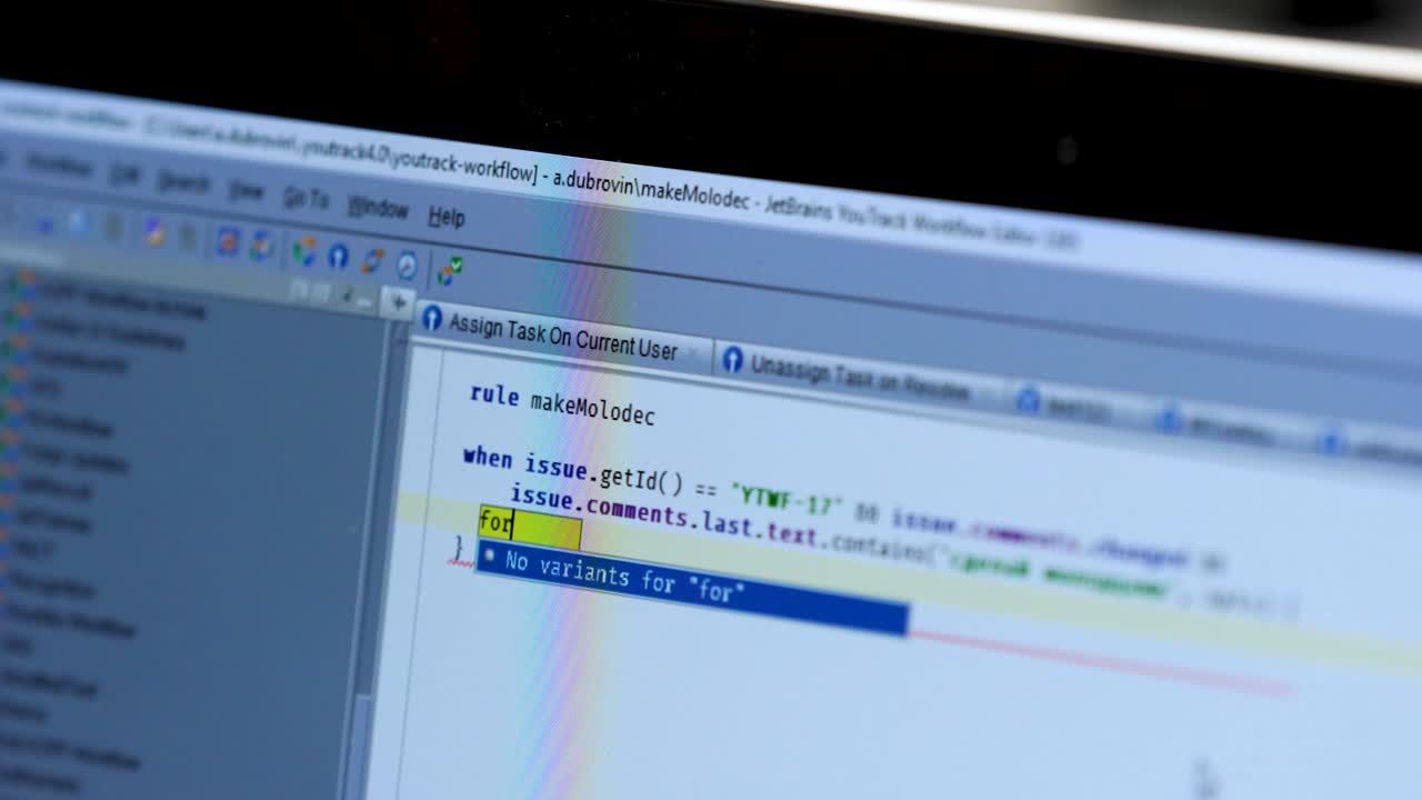 primer plano de la pantalla del portátil que muestra el código