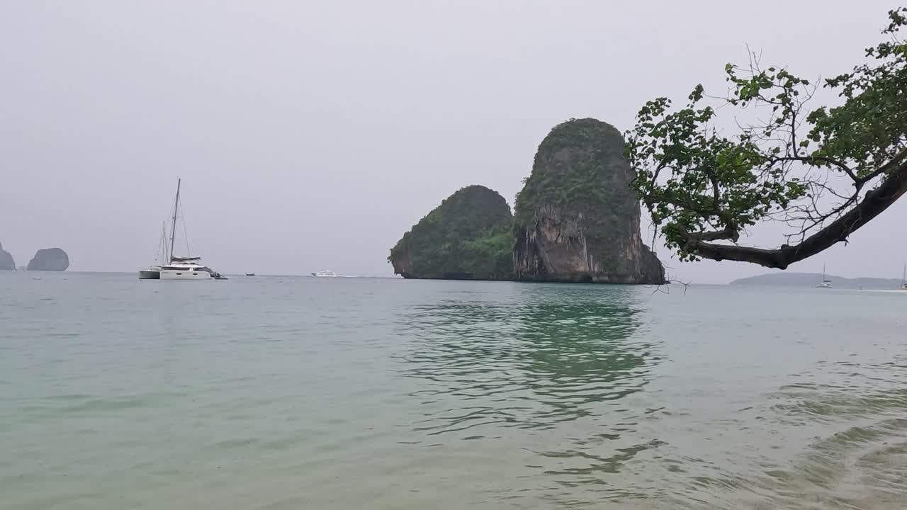 절벽과 멀리 떨어진 섬들이 있는 평온한 해변