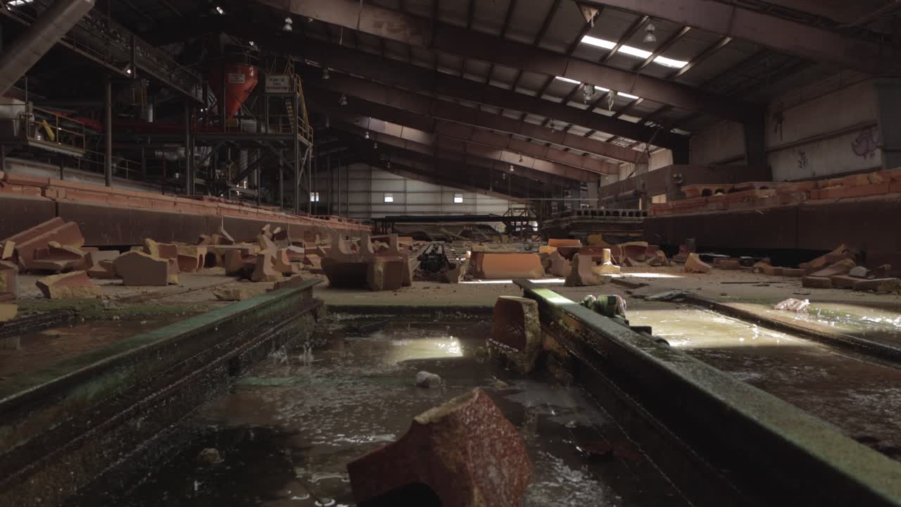 전경, 기계, 그래피티, 기물 파손, 부패, 누수가 있는 버려진 벽돌 공장의 주요 부분에 있는 슬라이더 푸티지