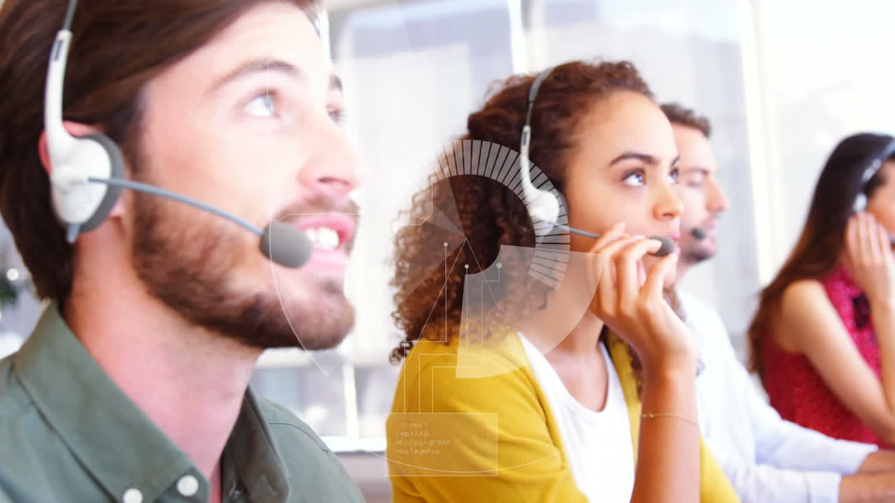 animación de la interfaz digital sobre personas de negocios que usan auriculares de teléfono