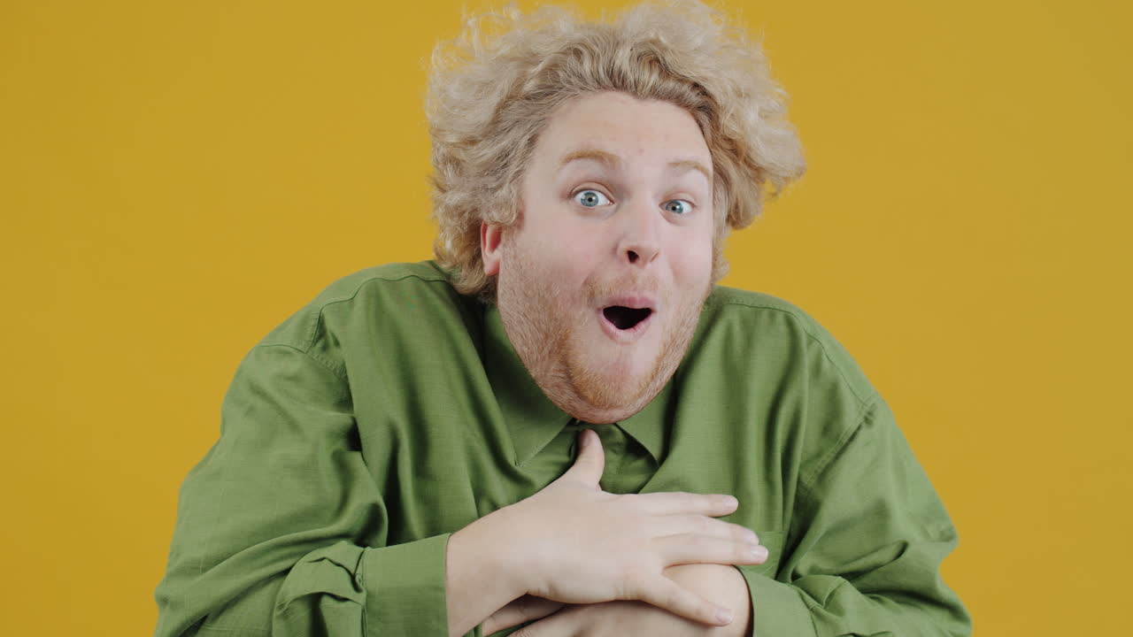 놀란 표정의 남자