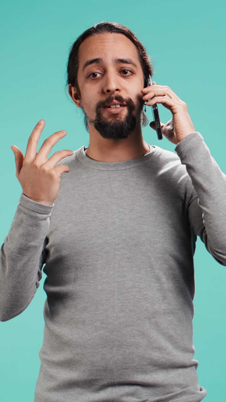 Video verticale Uomo felice con un'emozione positiva che si diverte a parlare con gli amici in una telefonata