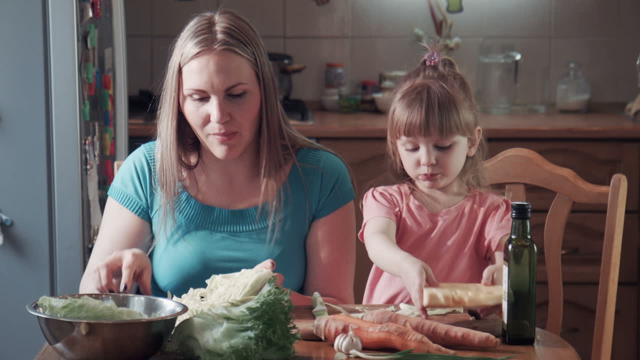 어머니 와 딸 이 함께 요리 하고 있다