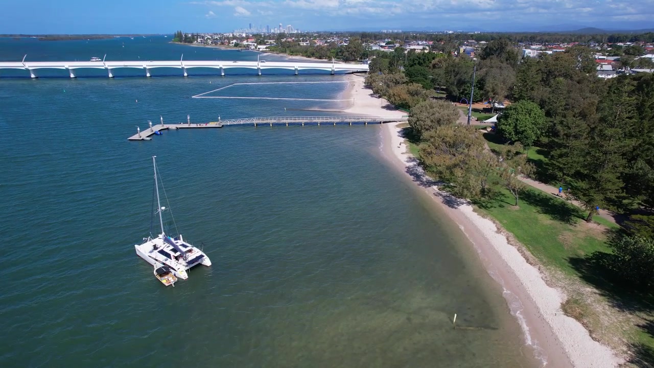 Bro og anløbsbro på Ephraim Island, Paradise Point, QLD, Australien - Luftfoto.