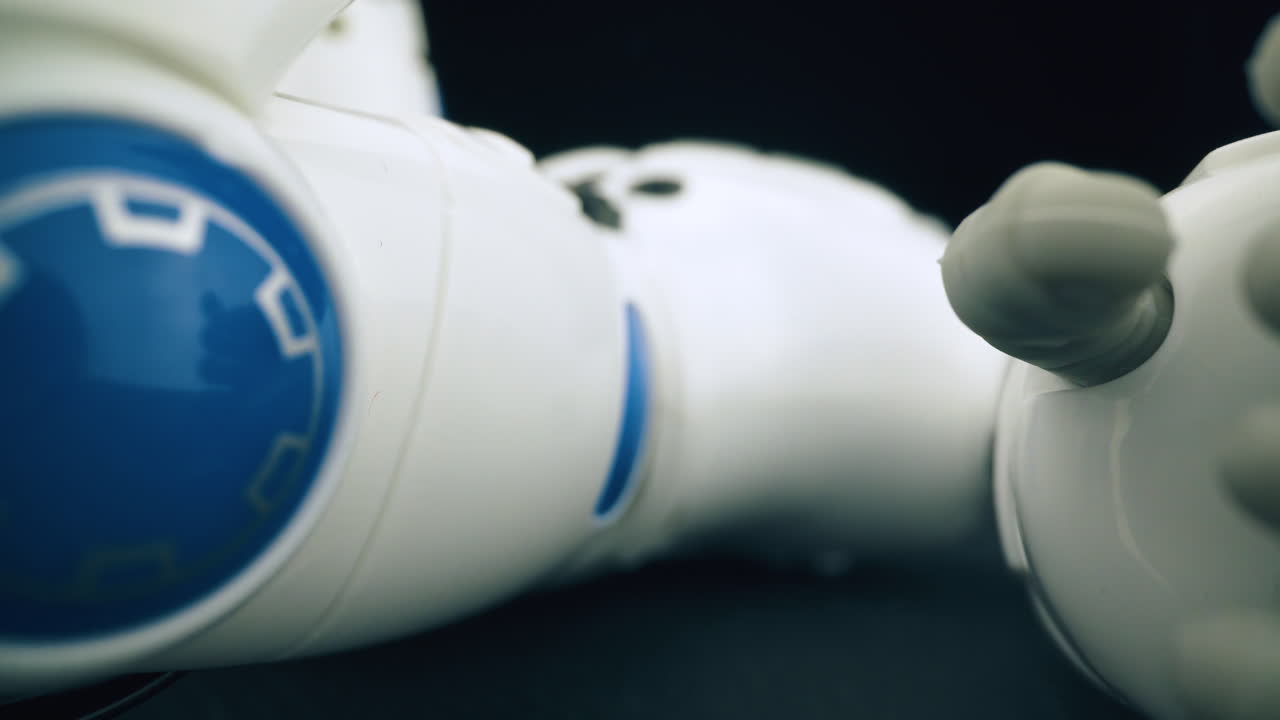 robot roto divertido con elementos decorativos en la habitación oscura