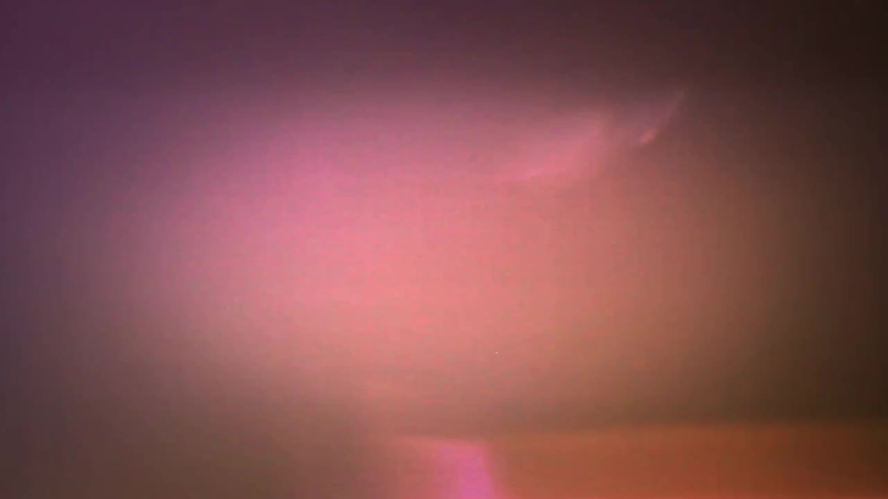 Abstracte lichtlekken en kleurovergangen op een donkere achtergrond