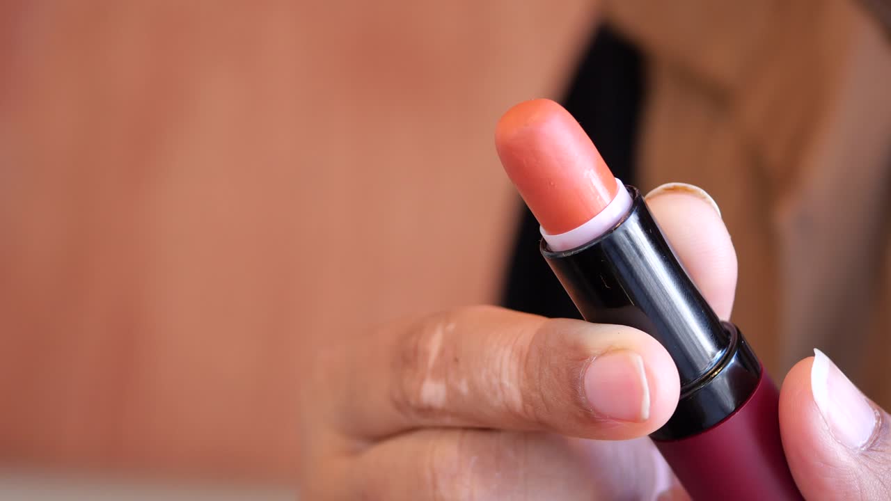mujer con un lápiz labial