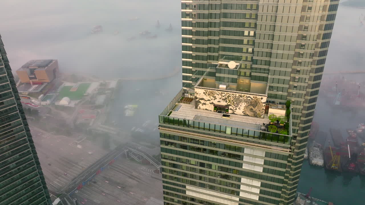 toma aérea inclinada hacia abajo del hotel w hong kong en el distrito de kowloon occidental, hong kong en un día frío