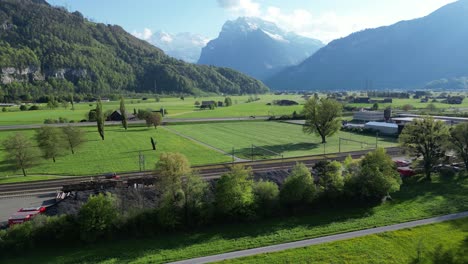 Luftaufnahme-Der-Konnektivität-über-Straßen--Und-Schienennetz-In-Der-Schweiz