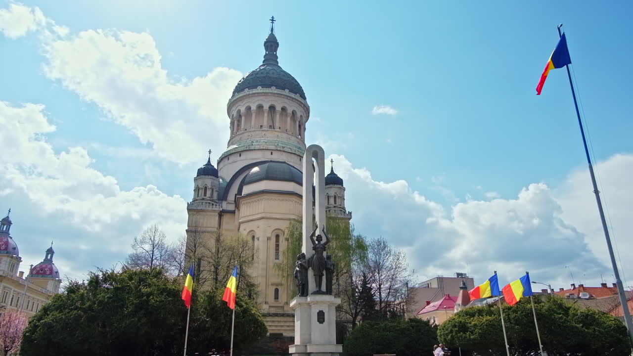 La Cattedrale Ortodossa situata in Piazza Avram Iancu nel centro di Cluj Napoca, Romania. Il Monumento alla Gloria del Soldato Rumeno e gli alberi di fronte ad esso