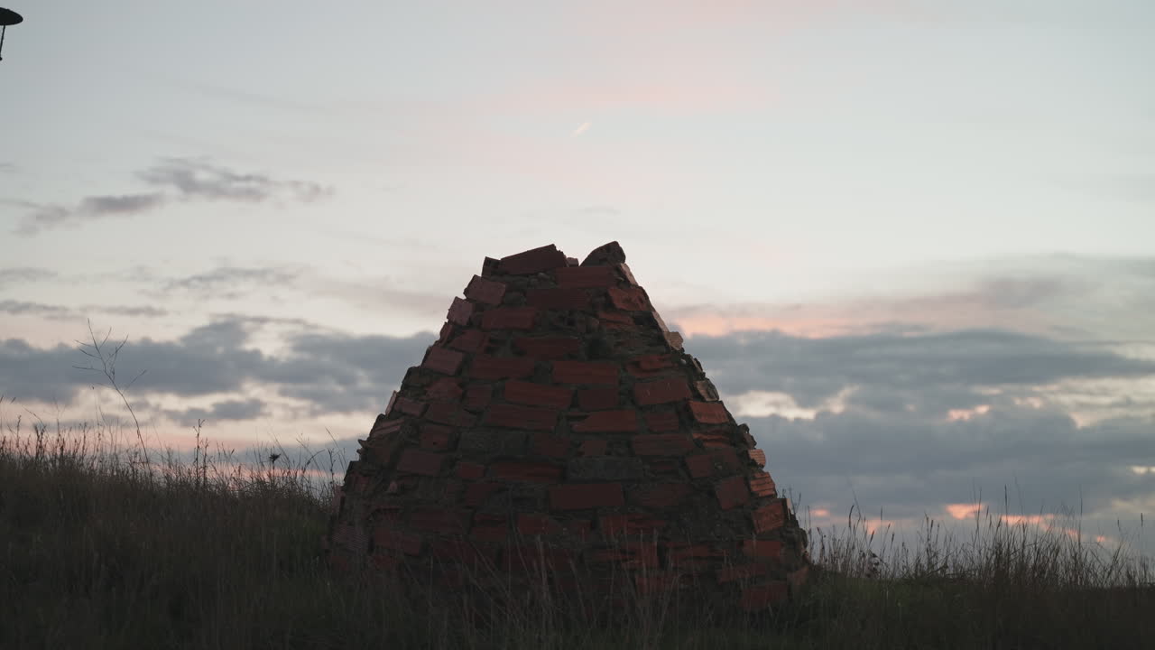 스페인 시골 의 전통적 인 야외 오븐, 저녁 에 광활 한 풍경 을 배경 으로