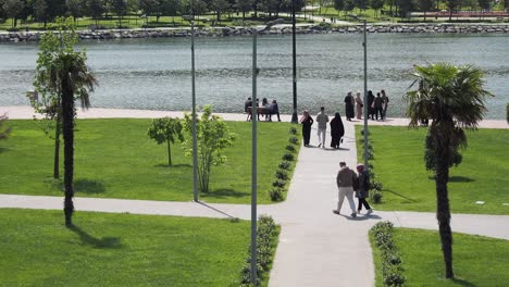 escena del parque con personas relajándose y caminando