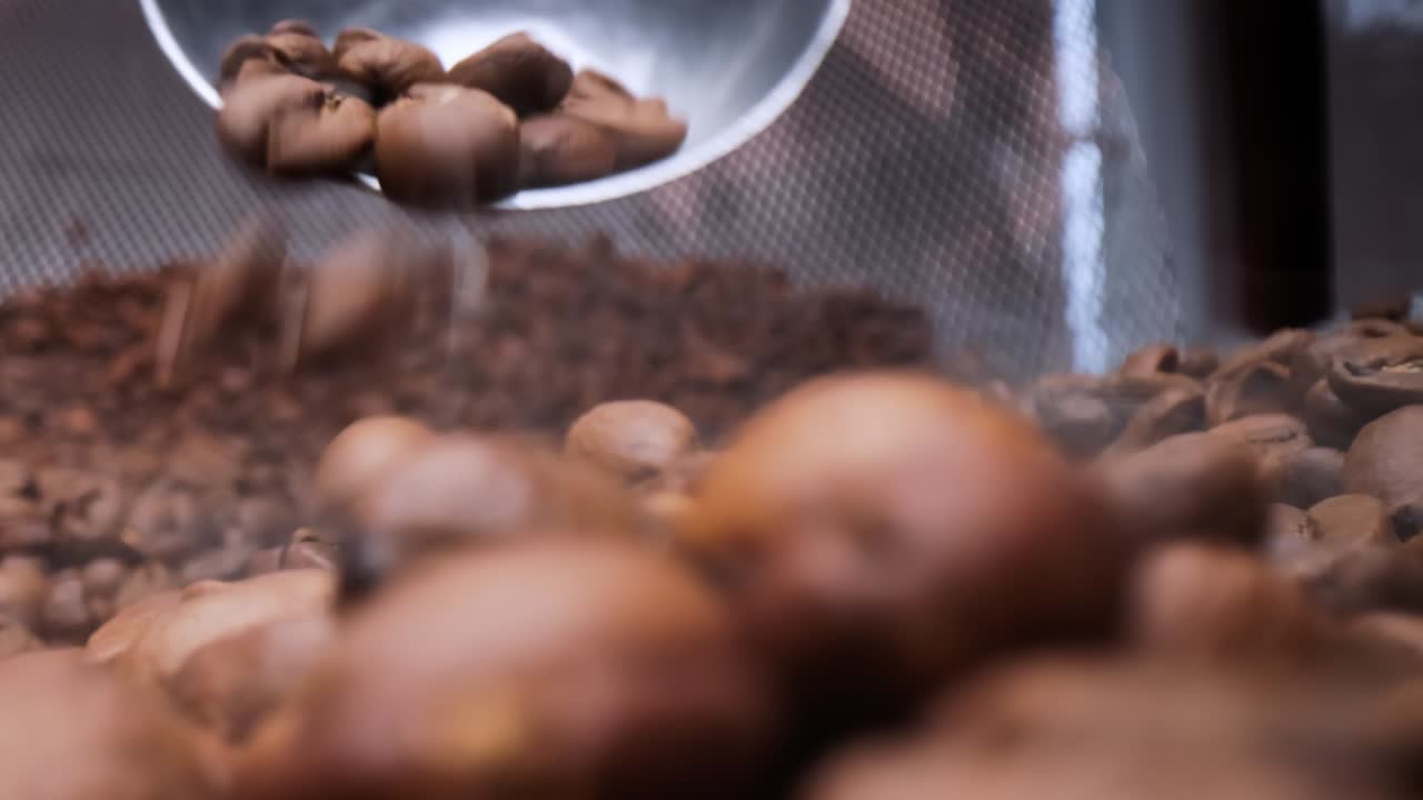 cerca de las semillas de café. los granos de café perfumados son tostados el humo viene de los granos de café.