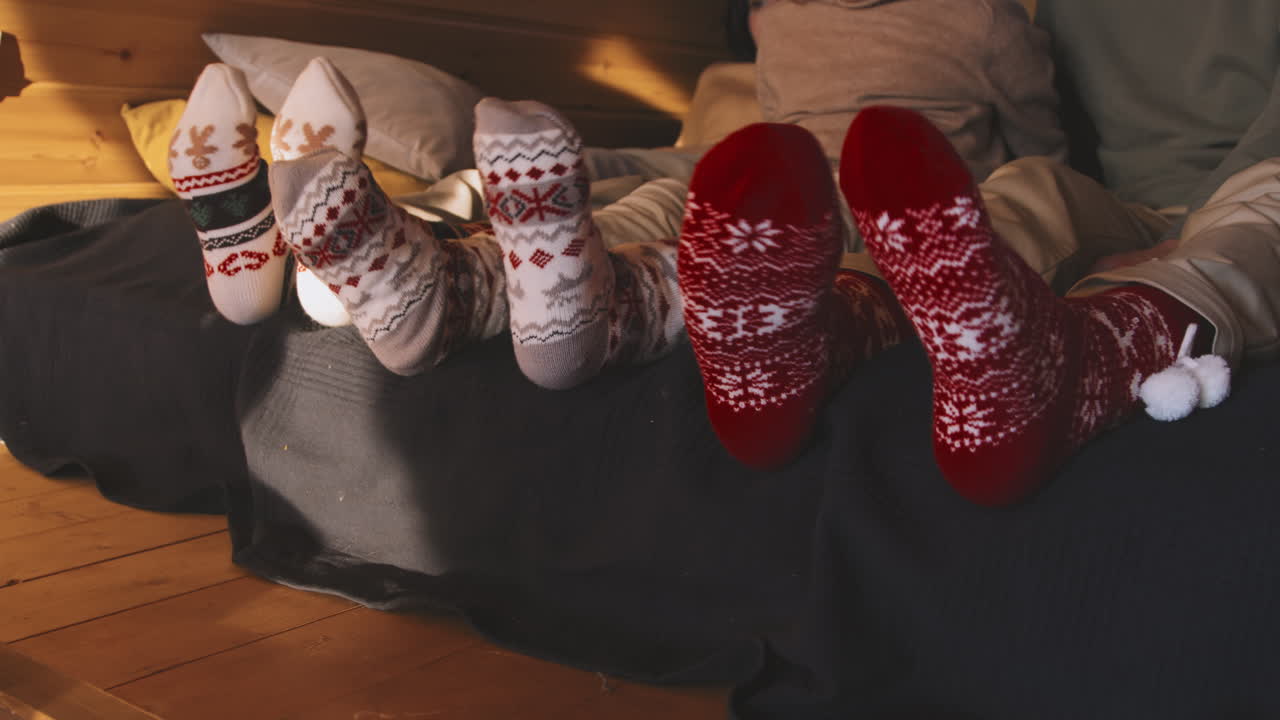 Famiglia di tre persone con calze a tema festivo