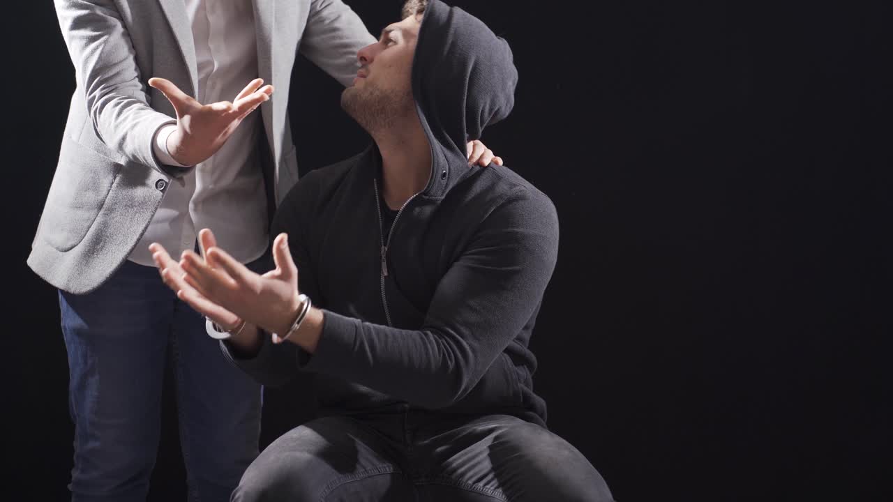 경찰은 범인을 심문하고 있습니다.