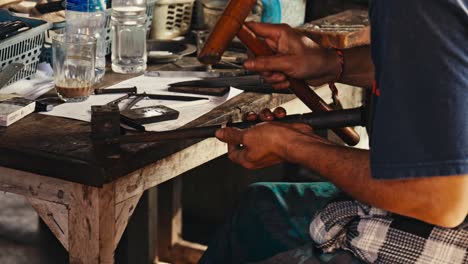 Proceso-Manual-De-Fabricación-De-Joyas-A-Mano-En-La-Zona-Rural-De-Bali,-Indonesia.