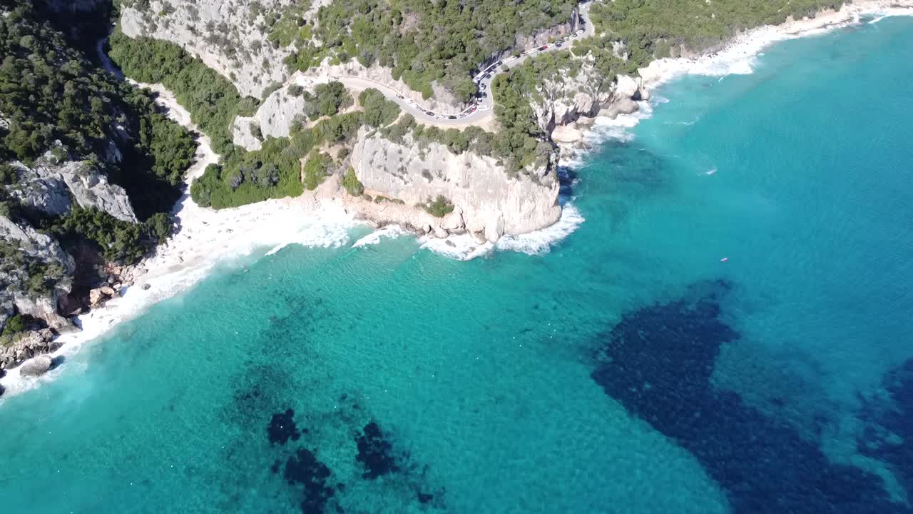 Betagende klipper og grønt landskab over Cala Fuili-bugten på Sardiniens østkyst, smukke farver