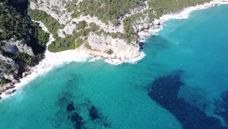 Impresionantes-Acantilados-Y-Paisajes-Verdes-Sobre-La-Bahía-De-Cala-Fuili-En-La-Costa-Este-De-Cerdeña,-Hermosas-Acuarelas