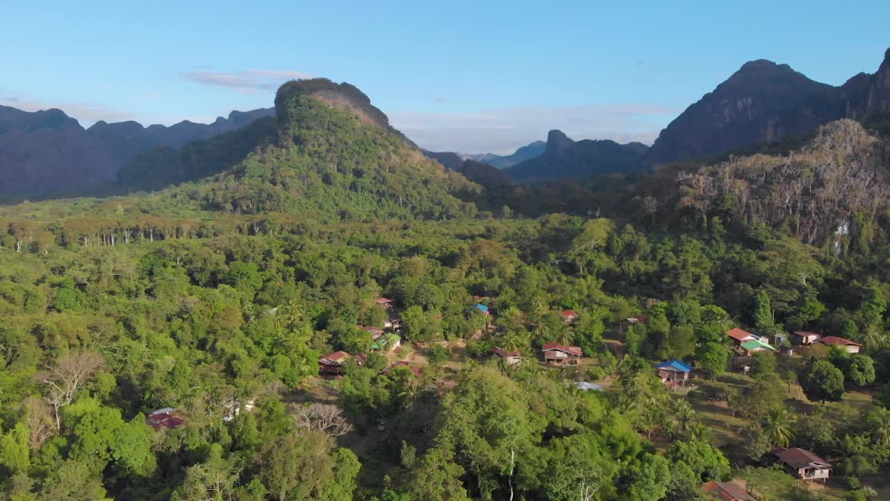 campo montañoso en el norte de laos rodeado de montañas en una mañana soleada en ban que hium viangthong