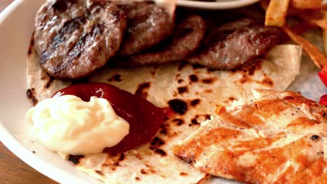 pollo a la parrilla y albóndigas con papas fritas