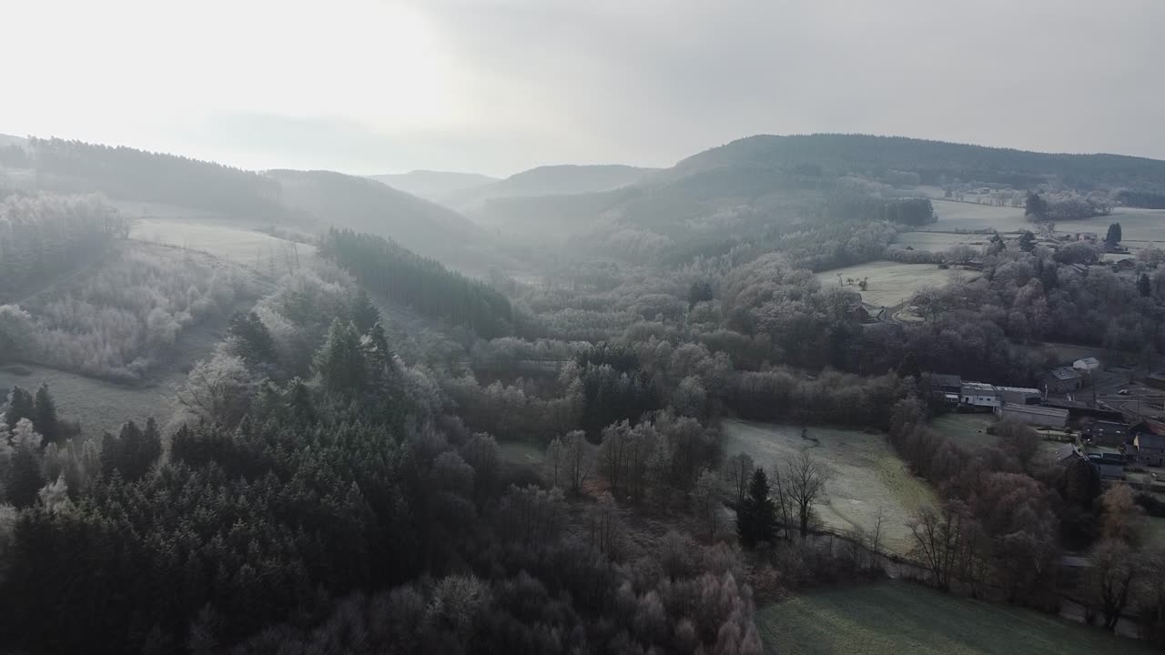 Flygvy över det dimmiga belgiska landskapet i Vallonien