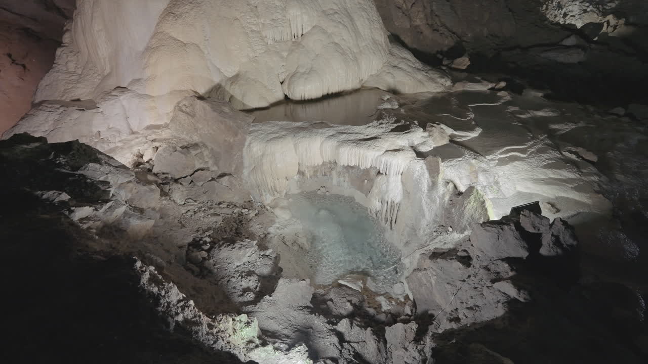 exploración de cuevas con piscina de agua