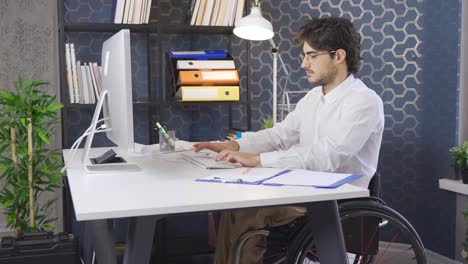 el empresario discapacitado trabaja en la oficina, en la empresa.