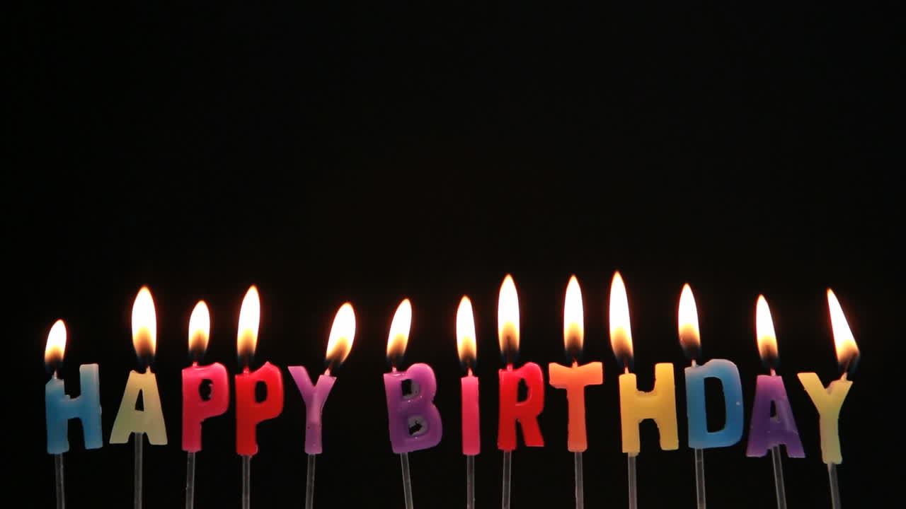 se apagan las velas de cumpleaños.