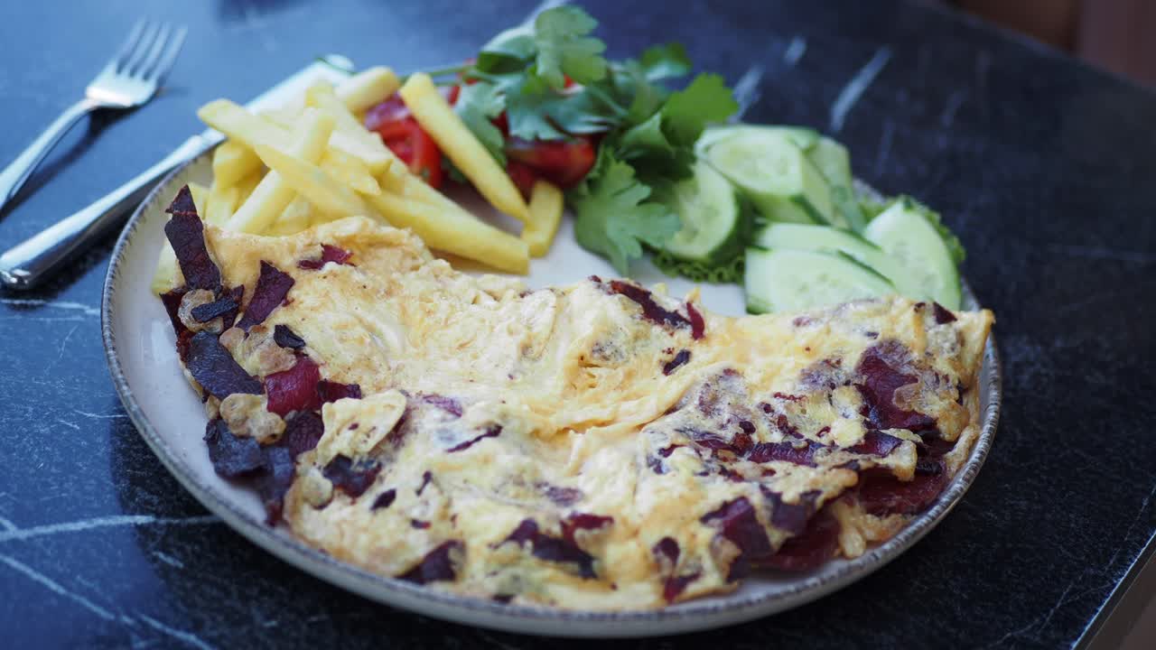 오멜, 감자김, 채소 가 들어 있는 아침 식사 접시