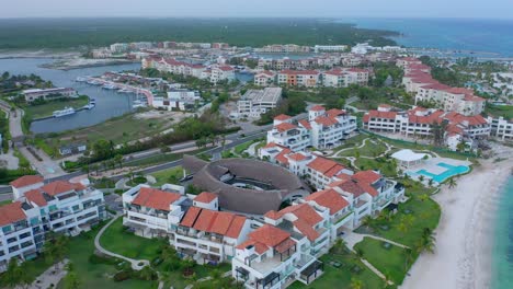 Círculo-Orbital-Alrededor-De-Lujosos-Hoteles-Y-Residencias-Vacíos-De-Alta-Gama-En-El-Puerto-Deportivo-De-Cap-Cana,-En-República-Dominicana-Durante-Una-Noche-Clara-Durante-La-Cuarentena-De-Coronavirus-covid-19