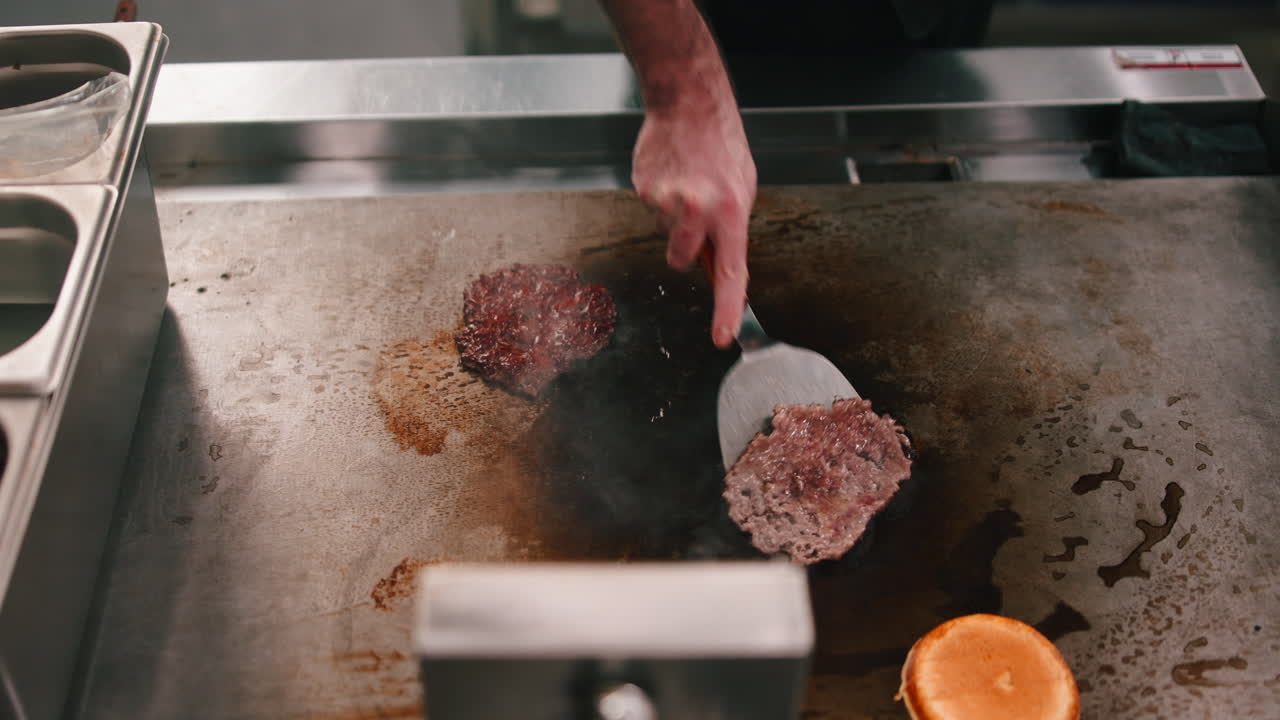 cocinando hamburguesas en una parrilla