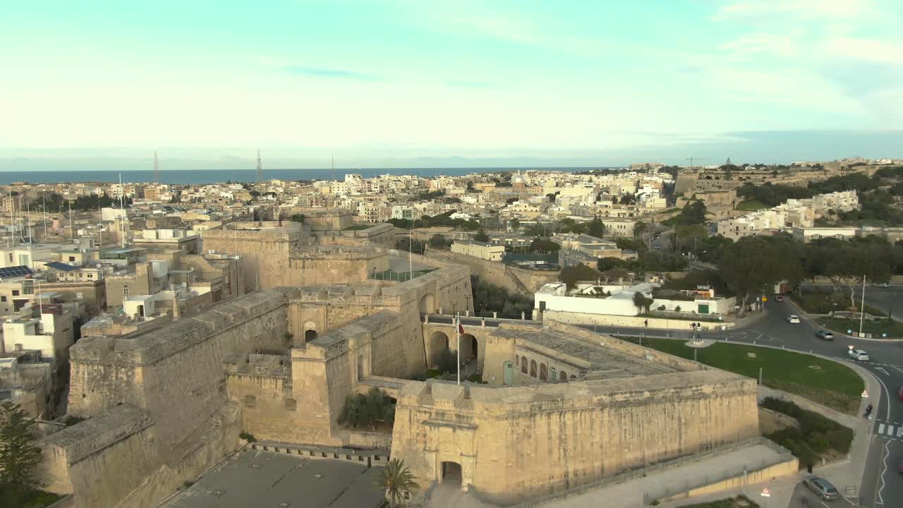 toma aérea sobre una ciudad vieja 2