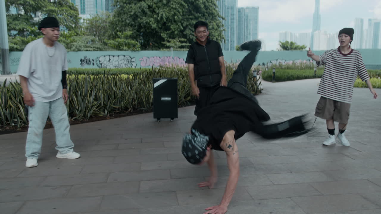 Ballerini di breakdance che eseguono movimenti in un parco cittadino locale