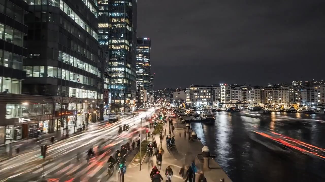 Una splendida transizione dal giorno alla notte: il vibrante paesaggio urbano che mostra traffico, pedoni e la dinamica vita cittadina, catturata in due inquadrature uniche.