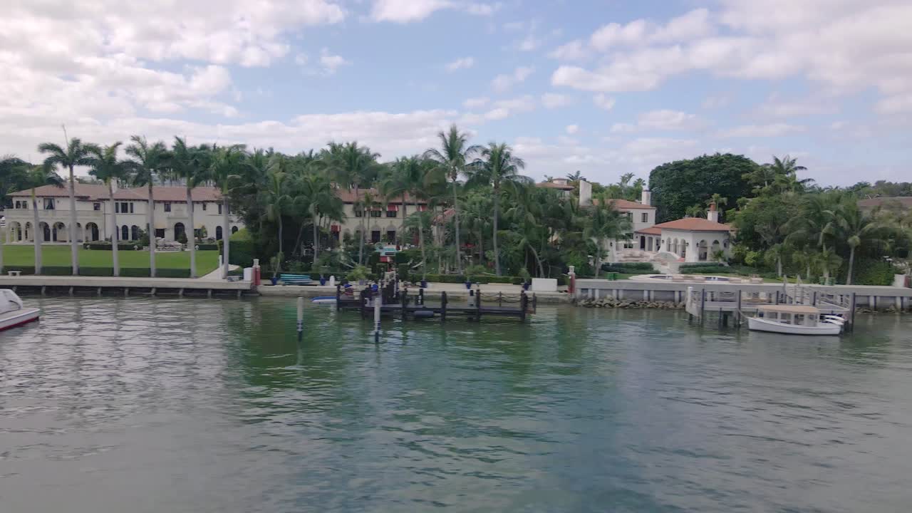 풍요로운 열대 식물로 둘러싸인 화려한 빌라, 잘 관리된 잔디, 매혹적인 수영장 등이 있는 숨을  수 있는 드론 촬영입니다.