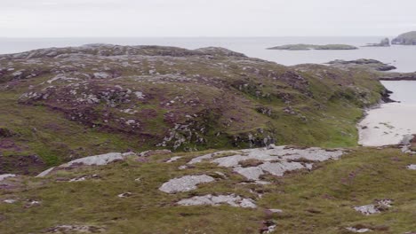 drone filmado dando vueltas alrededor del cementerio y la casa de la edad del hierro en la playa de bosta en la isla de bernera, cerca de la isla de lewis en las hébridas exteriores de escocia