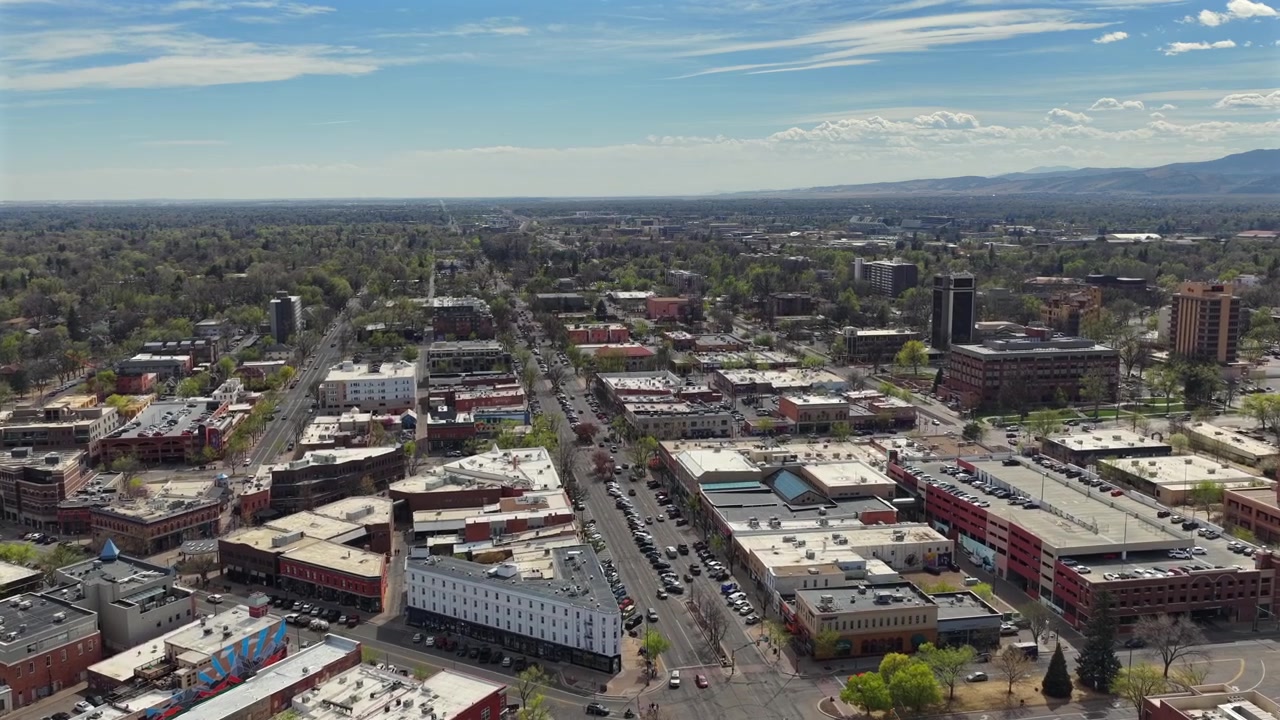 Volo aereo con drone sulla città di Fort Collins, Colorado, sopra la strada principale e il centro storico
