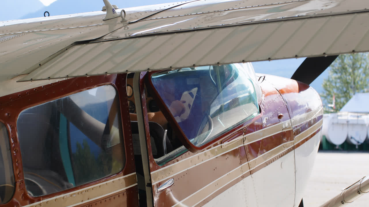 조종사는 조종석에서 디지털 태블릿을 사용합니다.