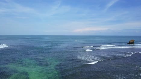 Vista-Aérea-Del-Barco-De-Pescadores-En-El-Agua-Clara-Del-Océano-De-Indonesia-Durante-El-Verano